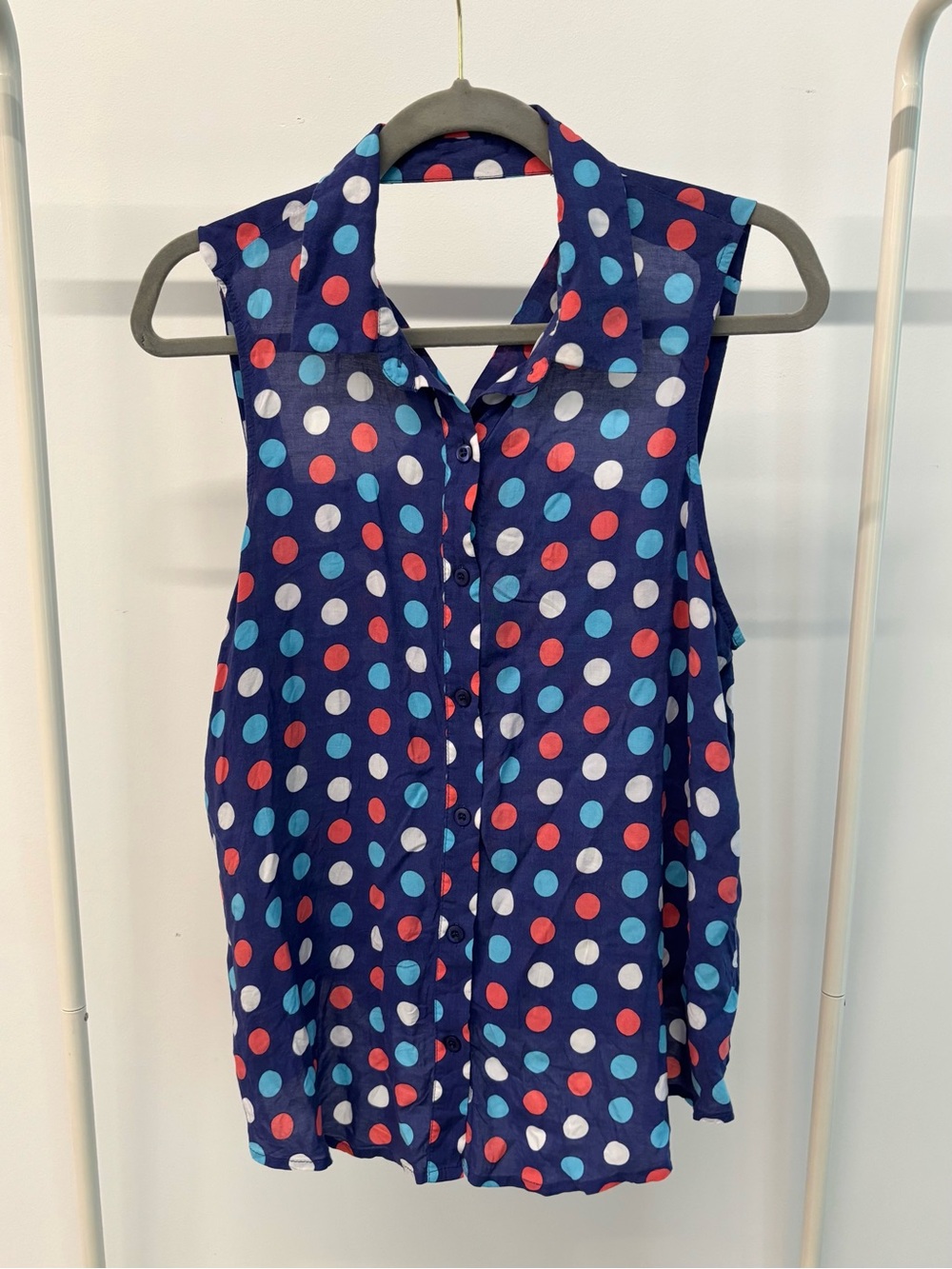 Rue21 Navy Sleeveless Polka Dot Button-Front Shirt with Cutouts